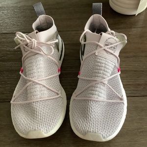Adidas Arkyn size 9 orchid tint grey primeknit shoes